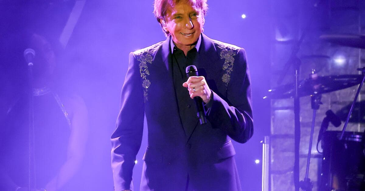 Barry Manilow returns to the stage after six-week hiatus following health break